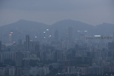 远山如黛，城市灯火初上，雾中香港显现出梦幻轮廓