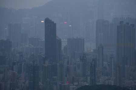 高楼森林穿雾而出，中环地标在朦胧中彰显现代都市力量