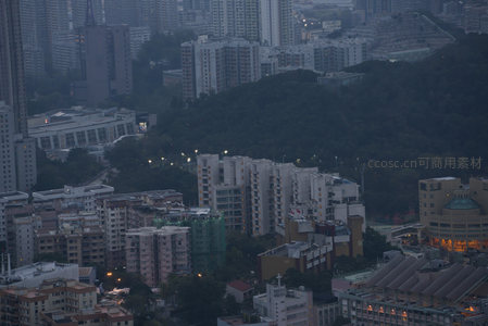 山脚下的混合社区风貌，新旧建筑错落，绿意掩映都市缝隙中的宁静角落