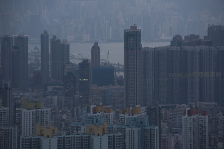 雾霭中的香港都市天际线，高楼林立，维港隐约可见