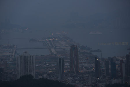 俯瞰启德邮轮码头夜景，灯塔与货轮点缀迷蒙海面