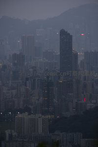 中环金融核心区暮色剪影，地标建筑群在雾中巍然耸立