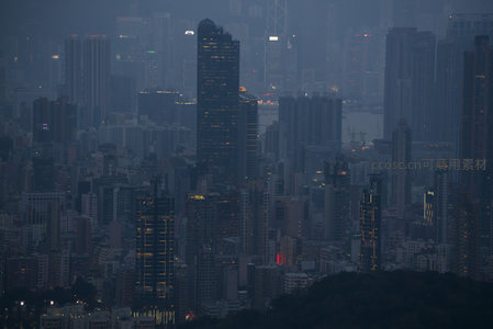 深蓝暮色中香港CBD灯火渐明，地标大厦挺立雾海，山城交融气象万千