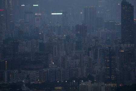薄雾弥漫的港岛夜景，密集楼宇间光点闪烁，如星河倾落于钢筋峡谷
