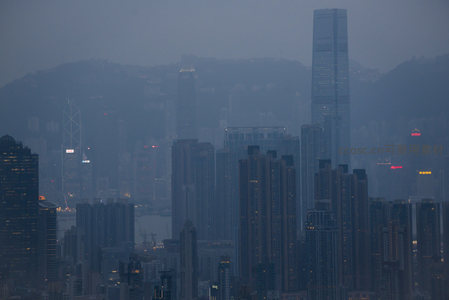 维港两岸灯火初燃，太平山视角下雾中香港如梦似幻，山城共生典范