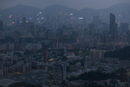 雾霭笼罩下的香港全景航拍，山海相依，霓虹初绽，城市脉动隐约可见
