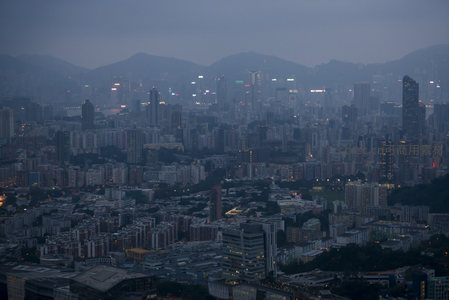 暮色中的香港维多利亚港全景，高楼林立，山海相依，灯火初上