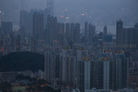 迷雾笼罩下的香港天际线，摩天楼群如剪影矗立，远处港口隐约可见