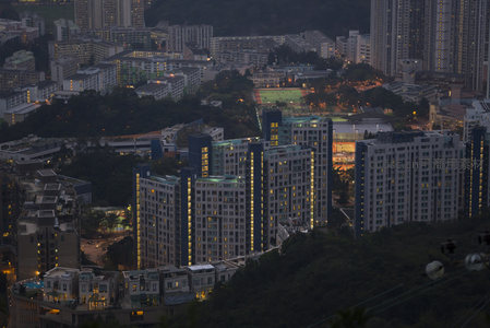 住宅区夜色静谧，绿茵球场灯火通明，山居与都市生活和谐共存