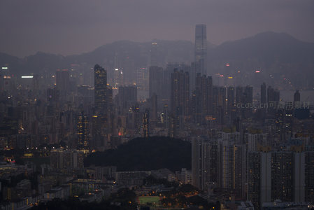 天际线层叠延展至远山，国际金融中心高耸入云，暮色中城市脉搏悄然跳动