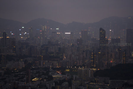 霓虹初绽的港岛夜幕序章，楼宇窗灯如繁星洒落，山影沉静守护繁华
