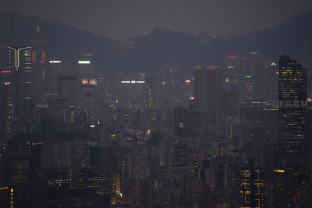 香港中环金融区夜景特写，雾中灯火如星海