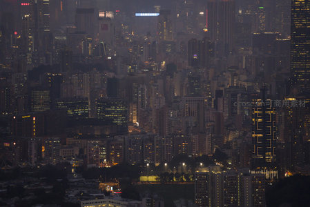 夜幕笼罩下的香港都市天际线，灯火如星海般璀璨闪烁