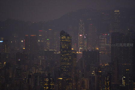 中环地标群隐现雾中，中银大厦与汇丰银行塔楼熠熠生辉