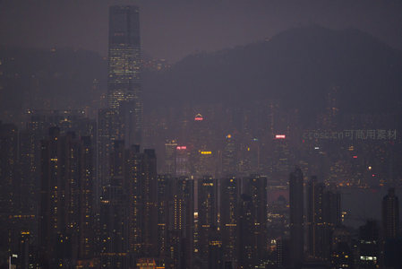 国际金融中心II高耸入云，雾夜中如灯塔般照亮港岛天际