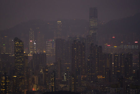 香港夜色全景航拍，中银大厦与国际金融中心灯火夺目