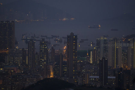 港湾夜色中集装箱码头与摩天楼群交响曲