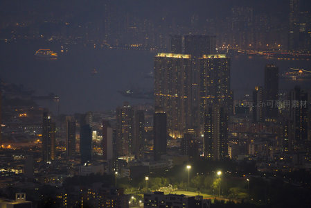 九龙半岛夜景航拍：灯海中的现代都市与海湾