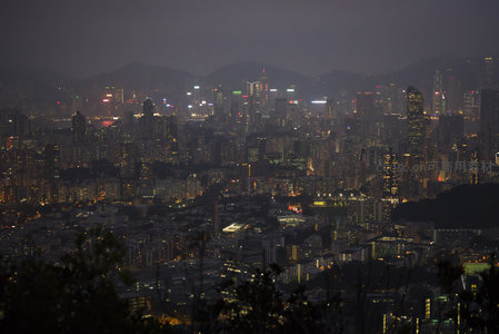 雾霭中的香港岛天际线：霓虹与山影共舞