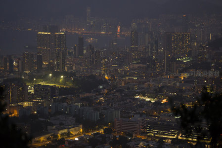 香港夜景航拍：维港两岸灯火璀璨，高楼林立映山影