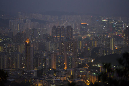 港岛夜色全景：密集楼宇群在薄雾中闪烁如星海