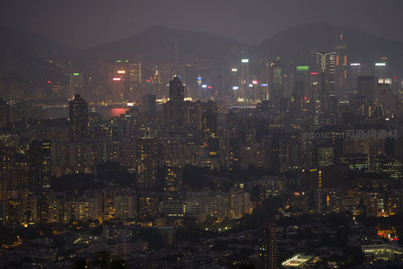 远眺维港夜色：霓虹灯影交织，山海城三位一体