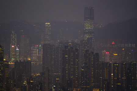 中环金融区夜景特写：地标建筑群在雾中熠熠生辉