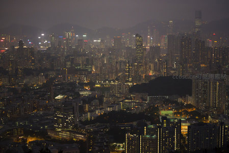 香港全景夜拍：万家灯火点亮山城，雾霭增添诗意氛围