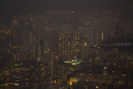 山腰住宅区夜景：密集楼宇间绿意点缀