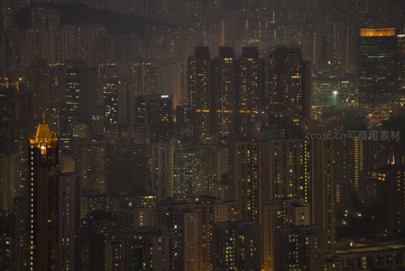 夜幕下的香港密集高楼群航拍，万家灯火映照山海之间