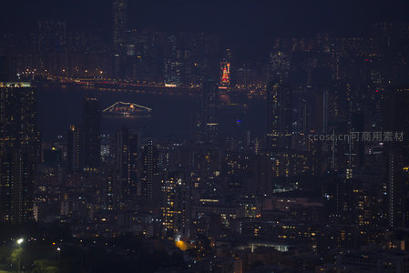 维多利亚港夜色航拍，天际线灯影交织，渡轮穿行水面