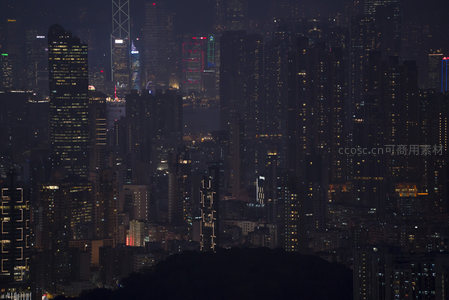 香港中环夜景特写，金融地标群辉映山脊，光影交错如梦