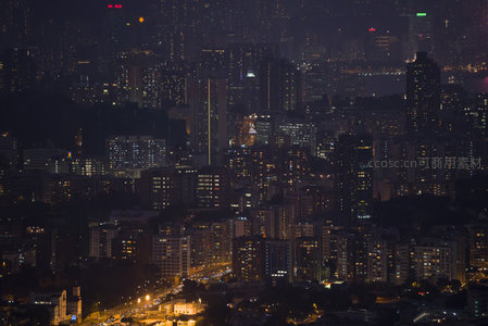 夜色中的港岛住宅区航拍，密集楼宇间车流如萤火蜿蜒