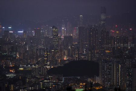 夜幕下的香港中环金融区，霓虹与暗影交织的都市交响