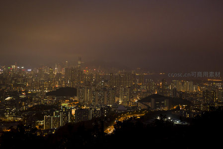 薄雾笼罩的港岛夜景，万家灯火点亮山海之间的不夜城