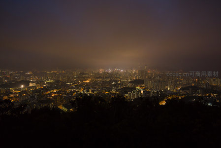 山顶俯瞰维港夜色，繁星般的楼宇与深邃夜空构成壮丽画卷