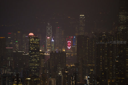 维港两岸摩天楼群夜景特写，中银大厦与广告屏交相辉映