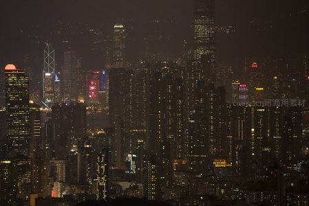 港岛核心商务区夜景长焦拍摄，密集楼宇灯光织就光之森林