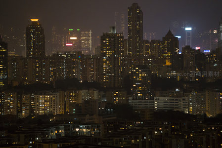 夜幕下的香港密集楼宇群，万家灯火映照城市脉搏