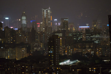 维港对岸夜景全景，摩天楼群在薄雾中闪烁霓虹光影