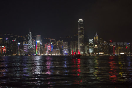 维多利亚港夜航实景，中式帆船穿行于霓虹天际线之间