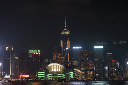 香港会议展览中心夜景全景，湾仔天际线与海面倒影交相辉映