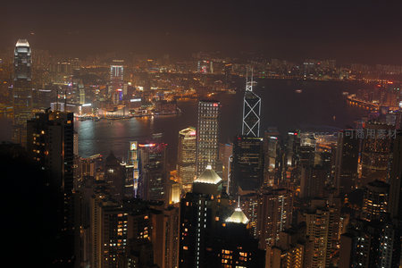 太平山顶俯瞰港岛夜色，金融中心与海港交相辉映