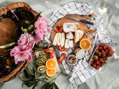 春日野餐篮：鲜花、奶酪与水果的精致摆盘