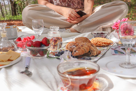 林间野餐桌上摆满草莓、羊角面包与红茶的惬意时光