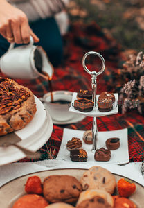 秋日野餐中手冲咖啡与巧克力甜点特写