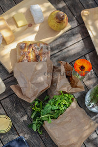 木质餐桌上的乡村野餐拼盘与新鲜蔬果