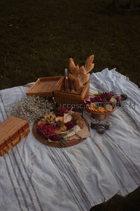 复古野餐篮盛宴：法棍奶酪与鲜花的田园仪式