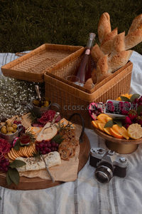 丰盛野餐台：玫瑰酒、奶酪拼盘与橙片的视觉交响