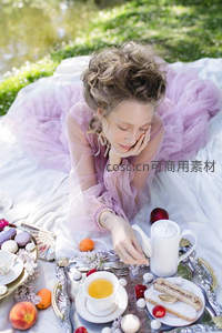 紫纱裙女子俯身下午茶，银盘甜点与湖畔花园雅集